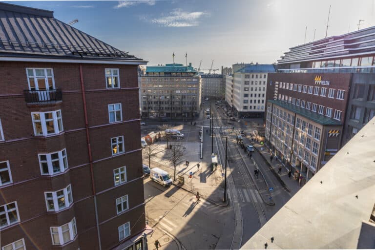 Helsingin Kampin kerrostaloja korkealta talon parvekkeelta kuvattuna.